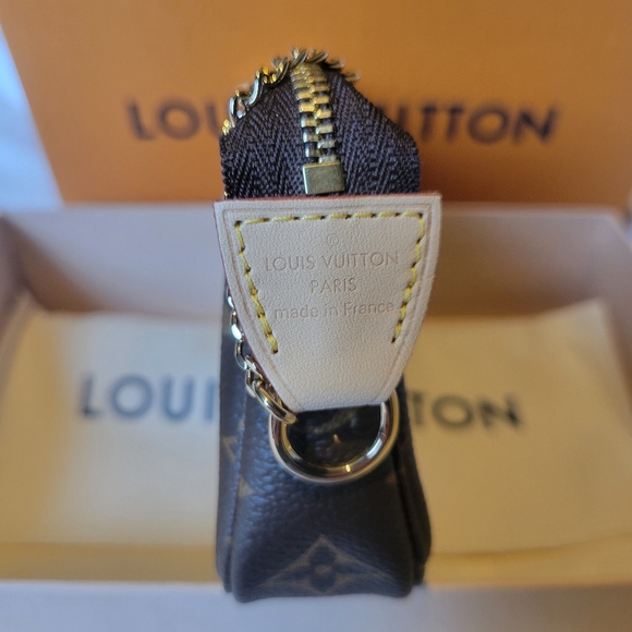 Louis Vuitton Mini Pochette - Picture 2 of 8